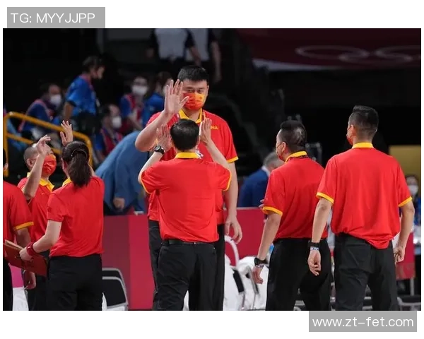 姚明勇闯野外亲手抓蛇展现非凡胆略与自然和谐共处的精彩瞬间