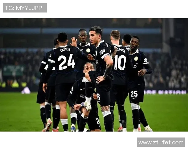 欧冠激战曼联大胜里昂帽子戏法引发争议判罚全场沸腾